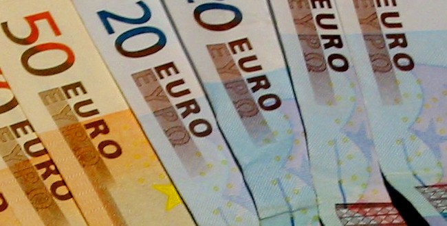 Evro je oslabio u odnosu na ostale valute nakon sto je tekuci racun evrozone pao u februaru
